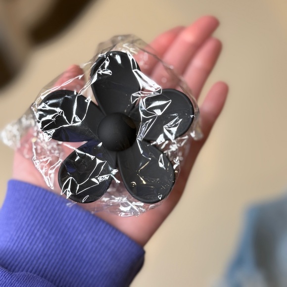 Matte Daisy Flower Claw Clip Black Minimalist Aesthetic Hair Clip - Picture 2 of 5